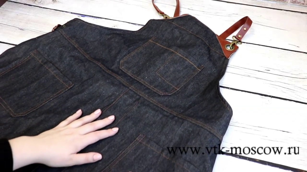 Фартук из черной джинсы с коричневыми лямками